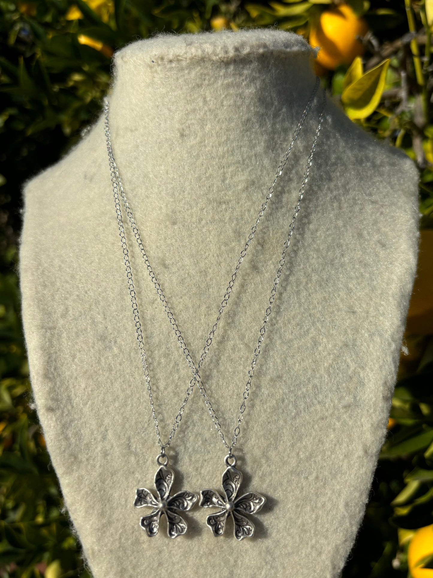 Patterned Flower Silver Chain Necklace