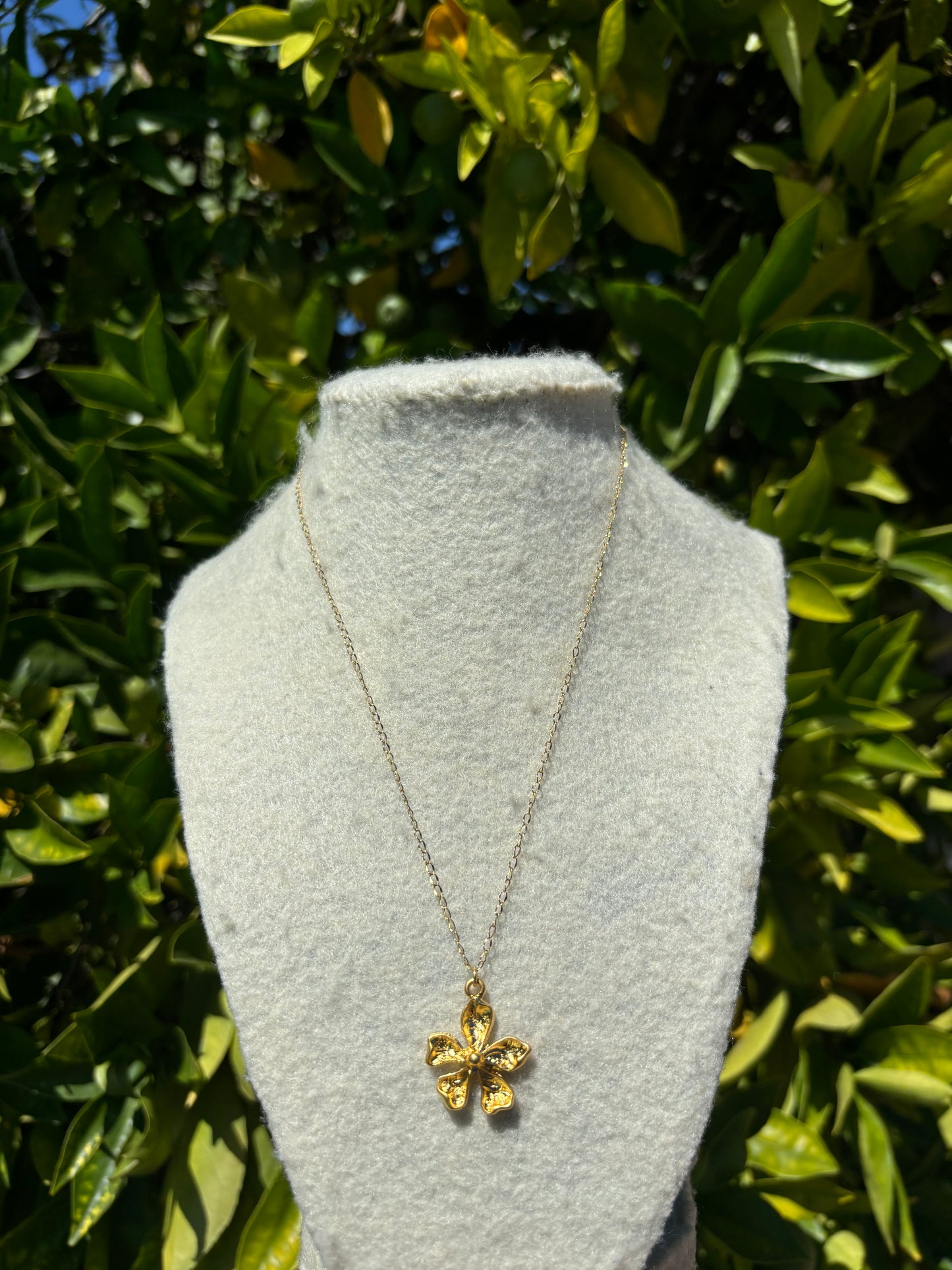 Patterned Flower Gold Chain Necklace