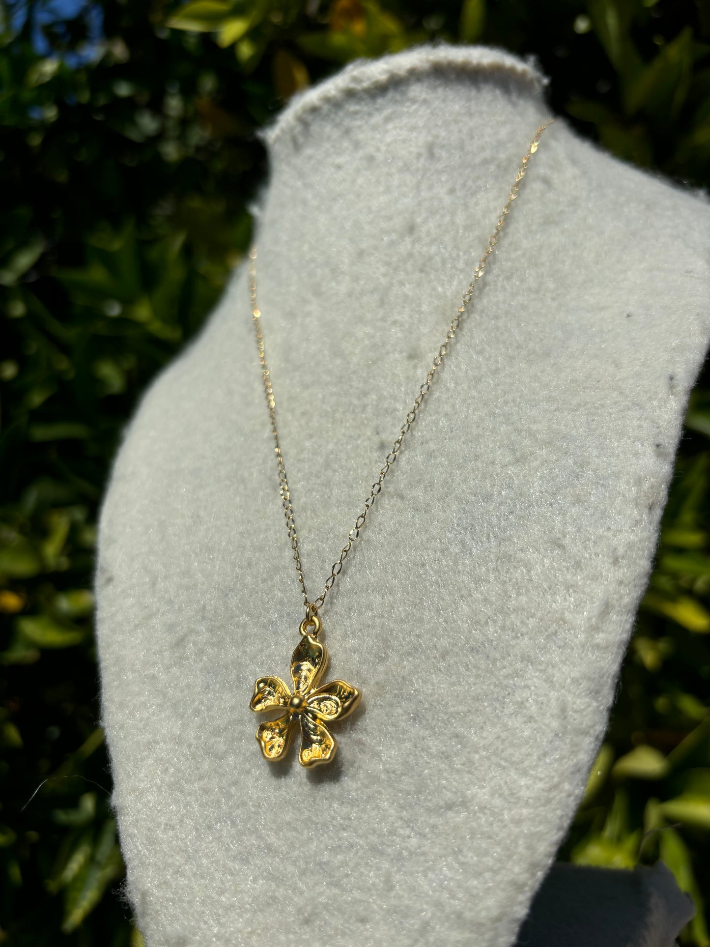 Patterned Flower Gold Chain Necklace