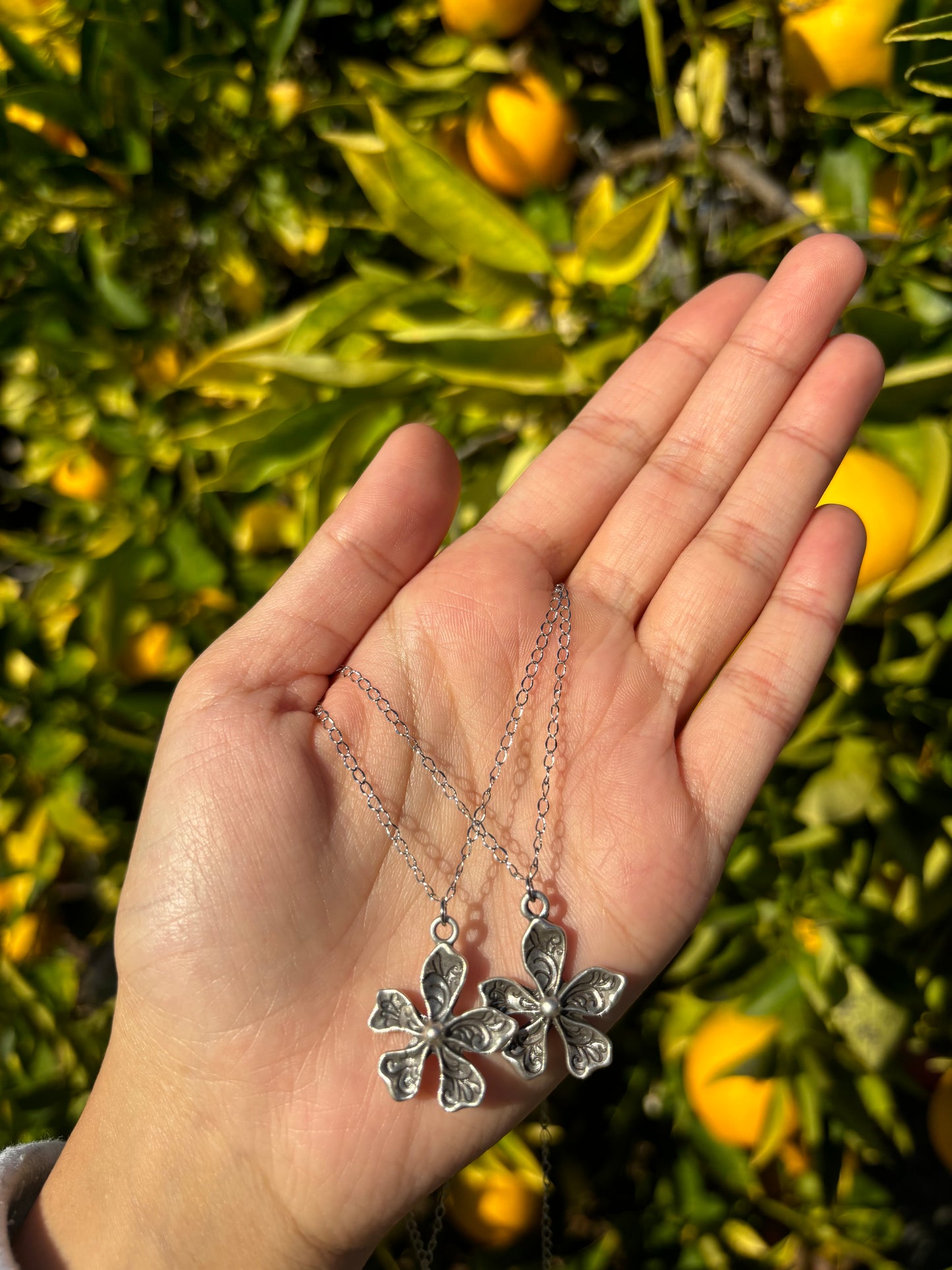 Patterned Flower Silver Chain Necklace