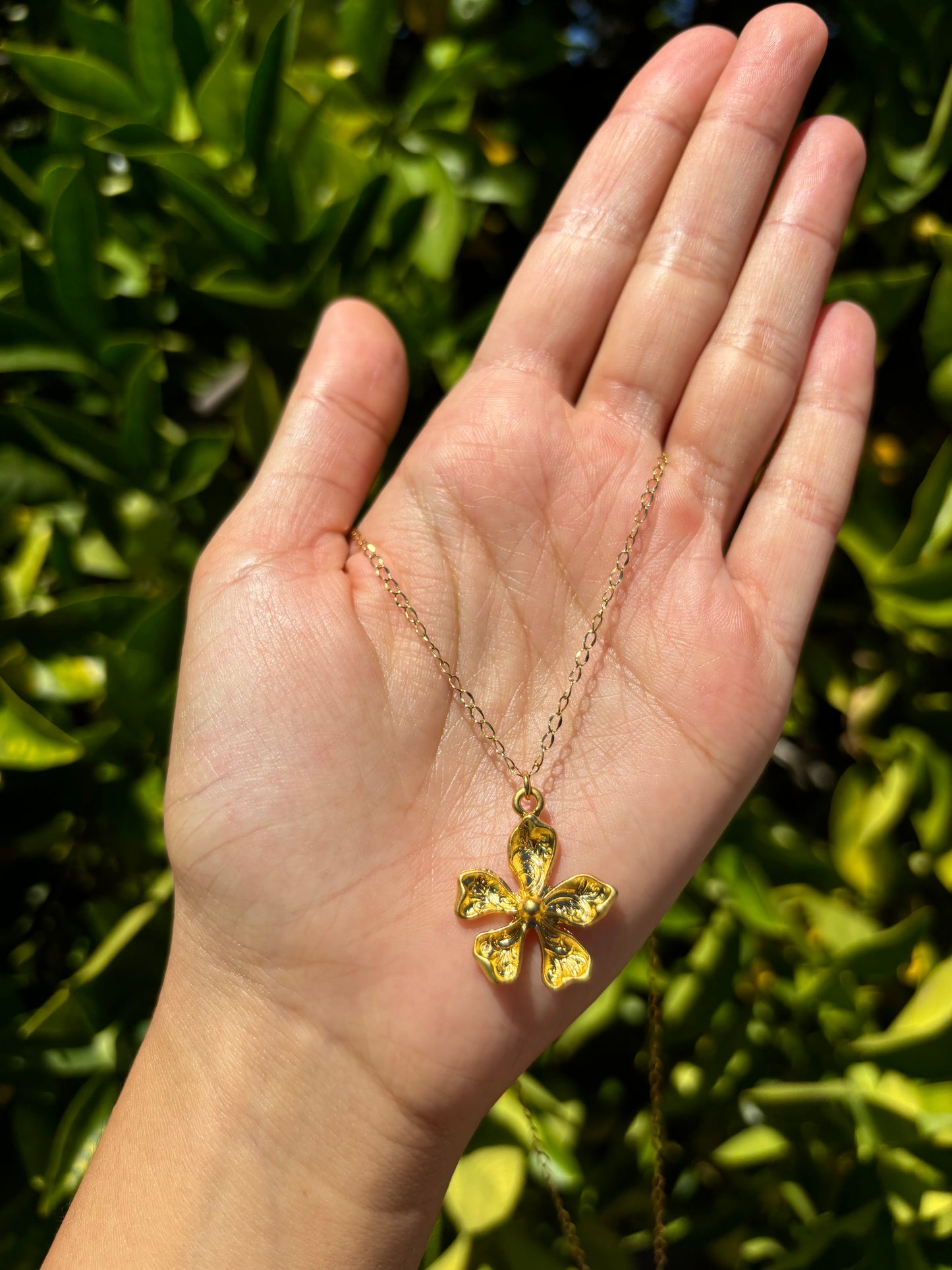 Patterned Flower Gold Chain Necklace