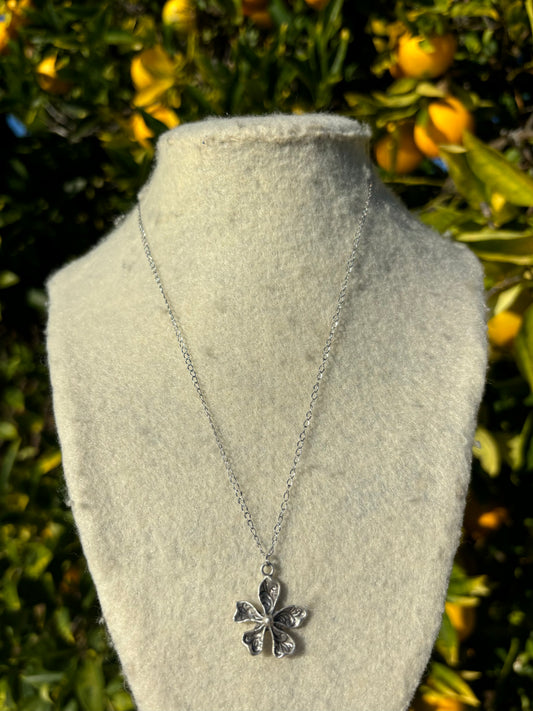 Patterned Flower Silver Chain Necklace